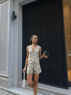 Модел на дрехи на едро носи raf10013-beige-leather-vest, турски едро Жилетка на Radica Fashion