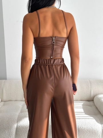 Una modella di abbigliamento all'ingrosso indossa  Crop in pelle con dettaglio fibbia marrone
, vendita all'ingrosso turca di Parte superiore corta di Radica Fashion
