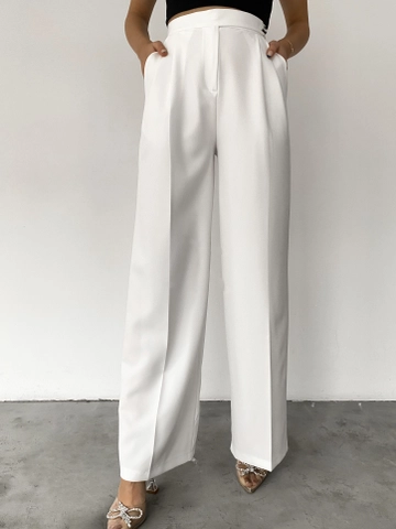 A wholesale clothing model wears  White Belt Detailed Atlas Fabric Palazzo Trousers
, Turkish wholesale Pants of Radica Fashion
