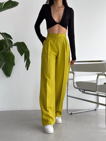 Ένα μοντέλο χονδρικής πώλησης ρούχων φοράει  Παντελόνι Palazzo Από Υφασμα Πετρελαίου Με Λεπτομέρειες Atlas
, τούρκικο Παντελόνι χονδρικής πώλησης από Radica Fashion