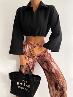 Una modella di abbigliamento all'ingrosso indossa raf10033-black-sleeve-detailed-crop-shirt, vendita all'ingrosso turca di Parte superiore corta di Radica Fashion