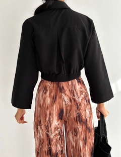 Ein Bekleidungsmodell aus dem Großhandel trägt raf10033-black-sleeve-detailed-crop-shirt, türkischer Großhandel Oberteil von Radica Fashion