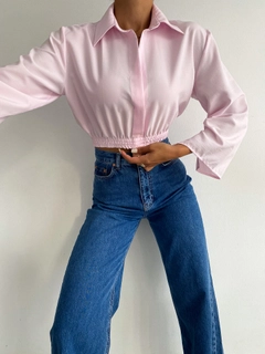Una modella di abbigliamento all'ingrosso indossa raf10034-pink-sleeve-detailed-crop-shirt, vendita all'ingrosso turca di Parte superiore corta di Radica Fashion