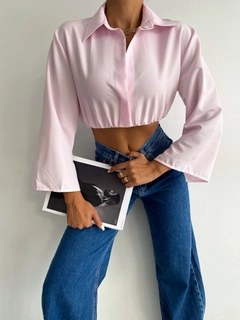 Una modella di abbigliamento all'ingrosso indossa raf10034-pink-sleeve-detailed-crop-shirt, vendita all'ingrosso turca di Parte superiore corta di Radica Fashion