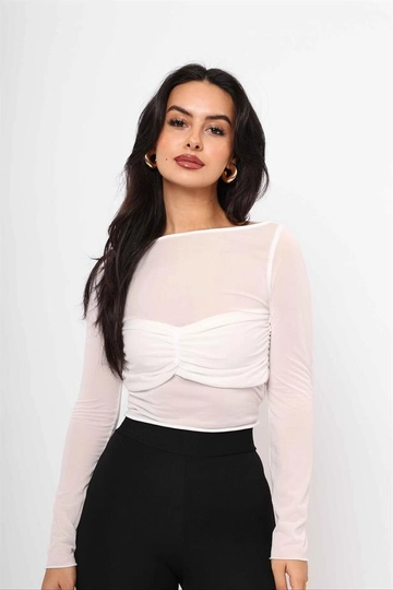 Una modella di abbigliamento all'ingrosso indossa  Camicetta effetto elmetto - Bianca
, vendita all'ingrosso turca di Camicetta di Reyon
