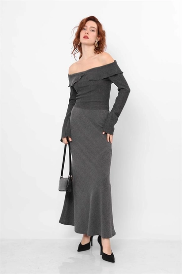 A wholesale clothing model wears  Long Woven Skirt - Black
, Turkish wholesale Skirt of Reyon