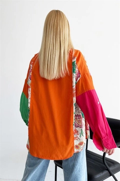 Bir model, Reyon toptan giyim markasının REY10188 - Ethnic Pattern Pieced Shirt - Orange toptan Gömlek ürününü sergiliyor.