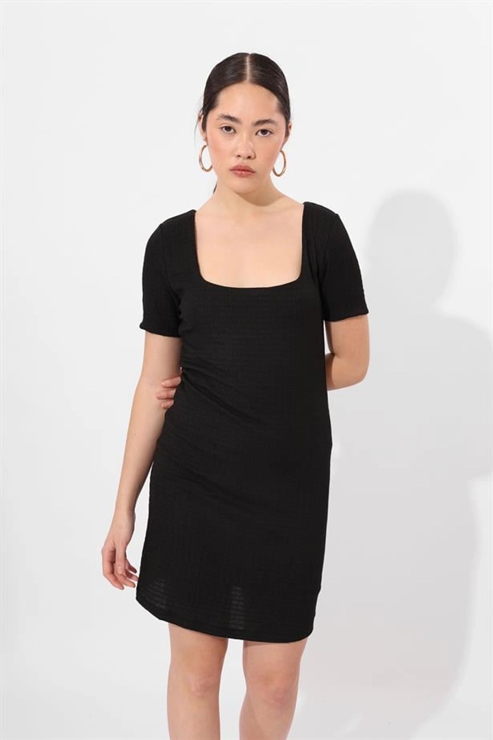 Bir model, Reyon toptan giyim markasının rey12258-wholesale-square-neck-dress-black-black toptan Elbise ürününü sergiliyor.