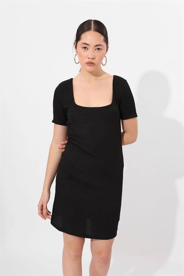 Bir model, Reyon toptan giyim markasının  Toptan Kare Yaka Elbise Siyah - Si̇yah
 toptan  ürününü sergiliyor.