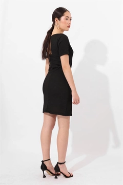 Bir model, Reyon toptan giyim markasının rey12258-wholesale-square-neck-dress-black-black toptan Elbise ürününü sergiliyor.