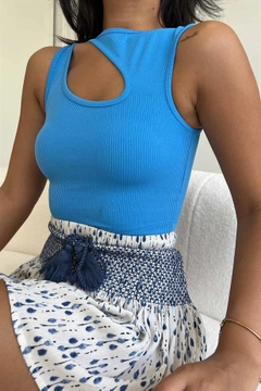 Una modella di abbigliamento all'ingrosso indossa REY10790 - Cutout Front Knitted Crop - Blue, vendita all'ingrosso turca di Parte superiore corta di Reyon