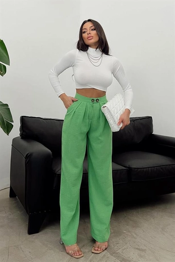 Bir model, Reyon toptan giyim markasının  Ham Keten Salaş Pantolon - Yeşil
 toptan Pantolon ürününü sergiliyor.