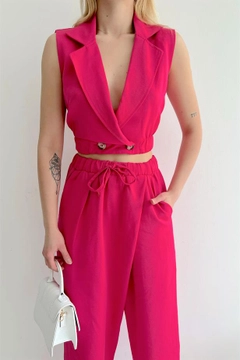 Una modella di abbigliamento all'ingrosso indossa REY10839 - Linen Crop Vest - Fuchsia, vendita all'ingrosso turca di Veste di Reyon