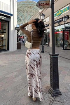 A wholesale clothing model wears rey11461-wave-patterned-satin-chiffon-skirt-brown-&-ecru, Turkish wholesale Skirt of Reyon