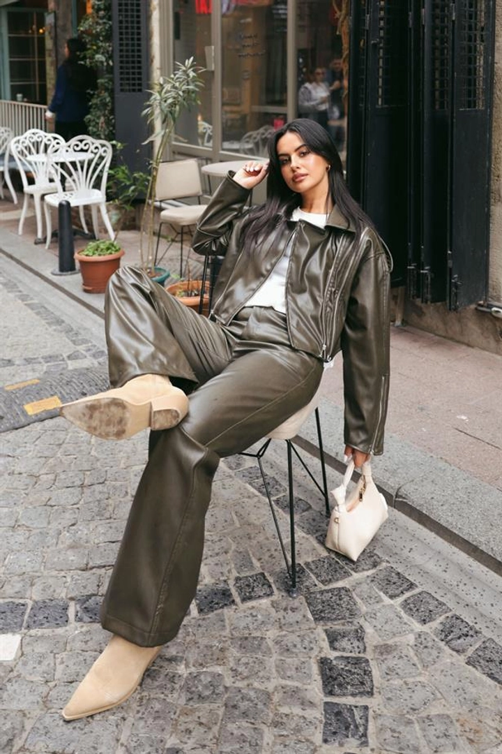 A wholesale clothing model wears rey11479-distressed-look-faux-leather-trousers-khaki, Turkish wholesale Pants of Reyon