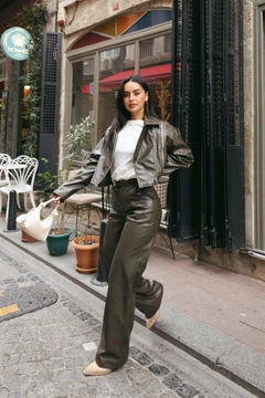 A wholesale clothing model wears rey11479-distressed-look-faux-leather-trousers-khaki, Turkish wholesale Pants of Reyon