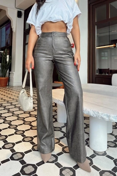 A wholesale clothing model wears rey11481-distressed-look-faux-leather-trousers-black, Turkish wholesale Pants of Reyon