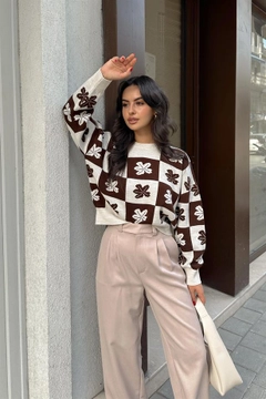 A wholesale clothing model wears rey11493-knitwear-sweater-beige-&-brown, Turkish wholesale Sweater of Reyon