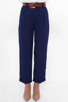 Bir model, Reyon toptan giyim markasının rey11615-belted-trousers-navy-blue toptan Pantolon ürününü sergiliyor.