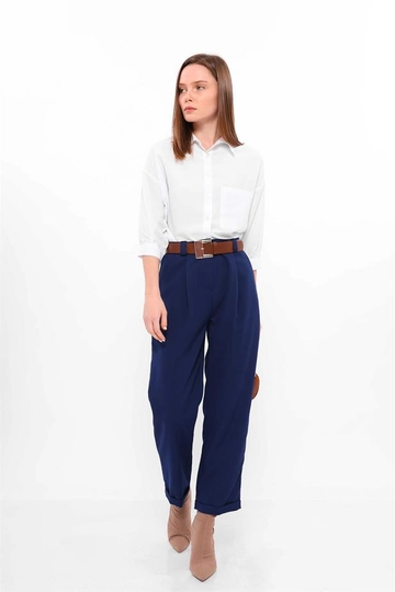 Bir model, Reyon toptan giyim markasının  Paça Katlamalı Kemerli Pantolon - Lacivert
 toptan  ürününü sergiliyor.