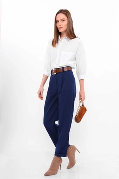 Bir model, Reyon toptan giyim markasının rey11615-belted-trousers-navy-blue toptan Pantolon ürününü sergiliyor.