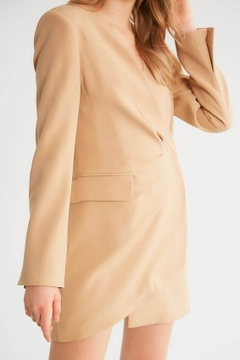 Bir model, Robin toptan giyim markasının 5927 - Camel Jacket toptan Ceket ürününü sergiliyor.