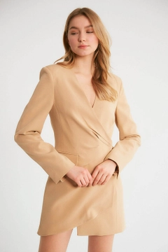 Una modella di abbigliamento all'ingrosso indossa 5927 - Camel Jacket, vendita all'ingrosso turca di Giacca di Robin