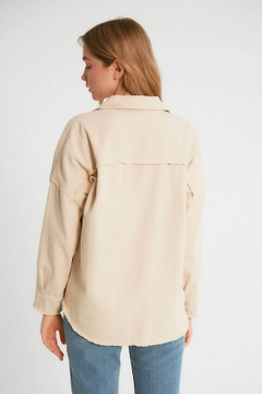 Bir model, Robin toptan giyim markasının 5975 - Beige Coat toptan Kaban ürününü sergiliyor.