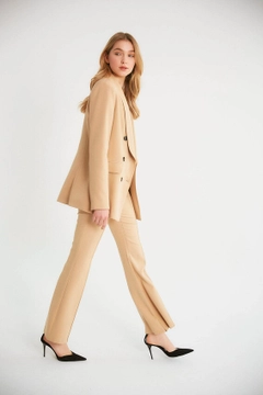 Bir model, Robin toptan giyim markasının 5979 - Camel Jacket toptan Ceket ürününü sergiliyor.