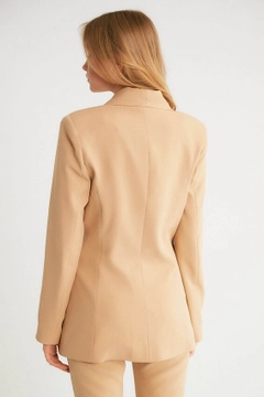 Bir model, Robin toptan giyim markasının 5979 - Camel Jacket toptan Ceket ürününü sergiliyor.