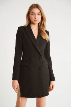 Bir model, Robin toptan giyim markasının 5983 - Black Jacket toptan Ceket ürününü sergiliyor.