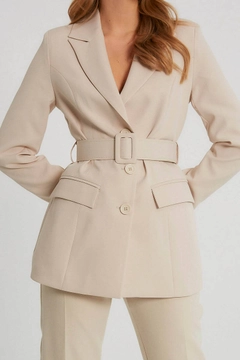 Bir model, Robin toptan giyim markasının 9714 - Jacket - Stone toptan Ceket ürününü sergiliyor.