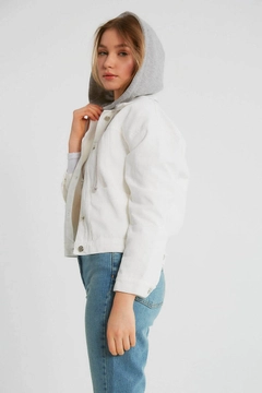 Bir model, Robin toptan giyim markasının 9719 - Jean Coat - Ecru toptan Kaban ürününü sergiliyor.