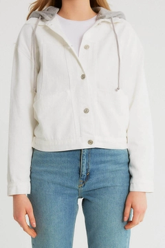 Bir model, Robin toptan giyim markasının 9719 - Jean Coat - Ecru toptan Kaban ürününü sergiliyor.