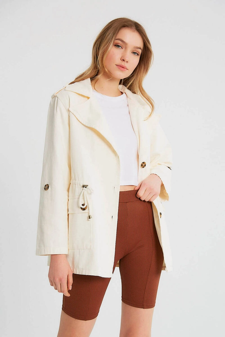 Ein Bekleidungsmodell aus dem Großhandel trägt 9747 - Jean Coat - Cream, türkischer Großhandel Mantel von Robin