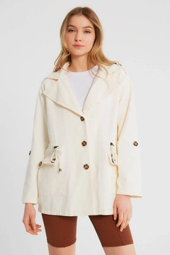 Ein Bekleidungsmodell aus dem Großhandel trägt 9747 - Jean Coat - Cream, türkischer Großhandel Mantel von Robin