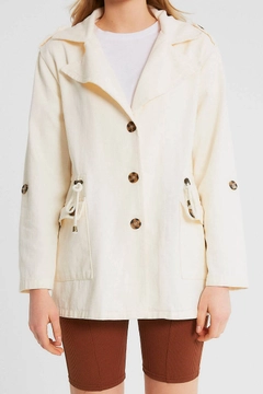 Una modella di abbigliamento all'ingrosso indossa 9747 - Jean Coat - Cream, vendita all'ingrosso turca di Cappotto di Robin