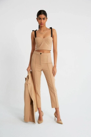 A model wears 9759 - Crop Top - Light Camel, wholesale undefined of Robin to display at Lonca