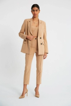 Bir model, Robin toptan giyim markasının 9751 - Jacket - Light Camel toptan Ceket ürününü sergiliyor.
