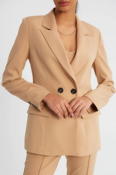 Ein Bekleidungsmodell aus dem Großhandel trägt 9751 - Jacket - Light Camel, türkischer Großhandel Jacke von Robin