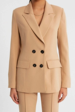 Bir model, Robin toptan giyim markasının 9751 - Jacket - Light Camel toptan Ceket ürününü sergiliyor.