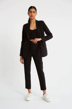 A model wears 9753 - Jacket - Black, wholesale undefined of Robin to display at Lonca