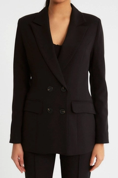 Bir model, Robin toptan giyim markasının 9753 - Jacket - Black toptan Ceket ürününü sergiliyor.