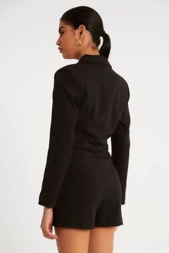 Bir model, Robin toptan giyim markasının 9825 - Jacket - Black toptan Ceket ürününü sergiliyor.