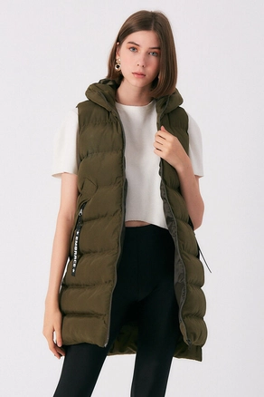 A model wears 1535 - Brown Coat, wholesale Coat of Robin to display at Lonca