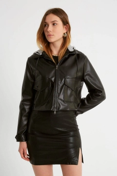 Bir model, Robin toptan giyim markasının 1545 - Black Grey Coat toptan Kaban ürününü sergiliyor.