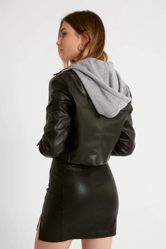 Bir model, Robin toptan giyim markasının 1545 - Black Grey Coat toptan Kaban ürününü sergiliyor.