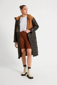 Bir model, Robin toptan giyim markasının 1543 - Black Camel Coat toptan Kaban ürününü sergiliyor.