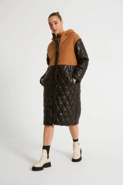 Un mannequin de vêtements en gros porte 1543 - Black Camel Coat, Manteau en gros de Robin en provenance de Turquie