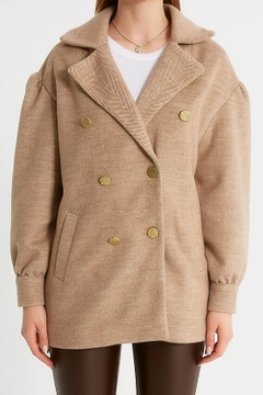 Bir model, Robin toptan giyim markasının 1848 - Beige Coat toptan Kaban ürününü sergiliyor.
